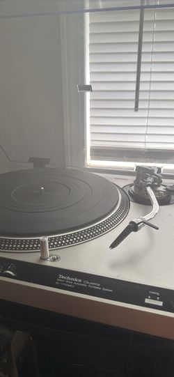 Technics SL 1700m mk2 turntable