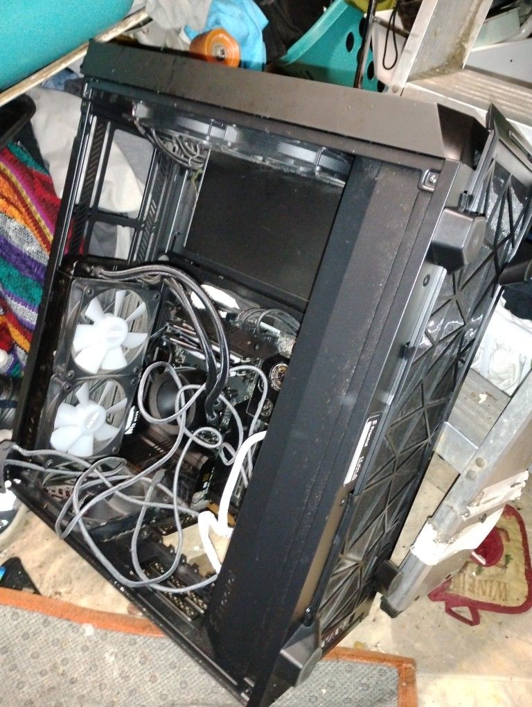 Fractal Case With ASUSROG taichi 670x Motherboard And Gskill Ram White Powersupply