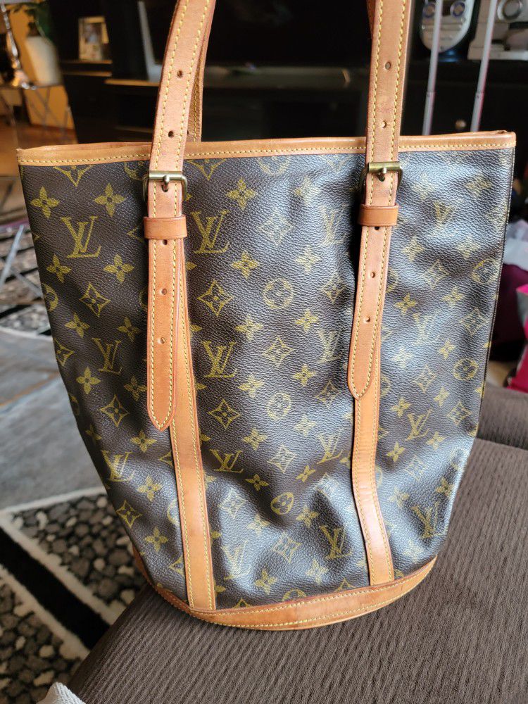 Louis Vuitton Bucket Bag. 