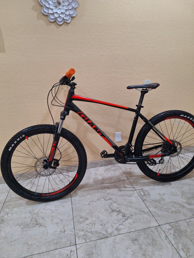 GIANT TALON 3 MOUNTAIN BIKE 27.5 INCH LIKE NEW ( CHECK MY OTHER BIKES)