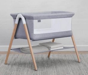 BASSINET BRAND NEW STILL IN BOX VERY MODERN