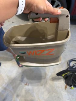 Handheld seed/fertilizer spread  Scotts Wizz