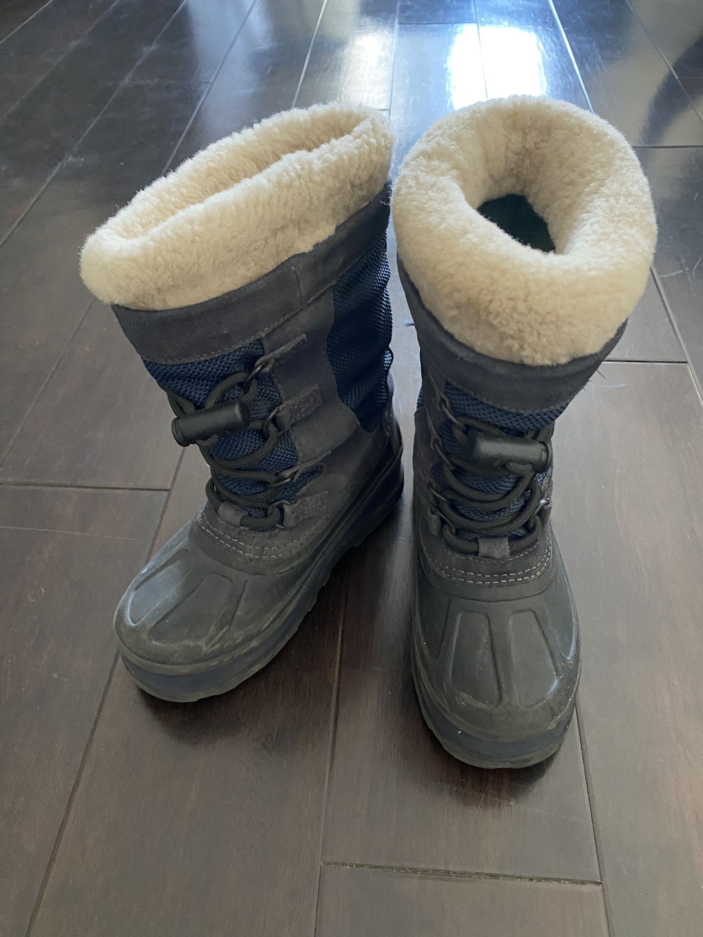 Kids UGG snow boots size 1