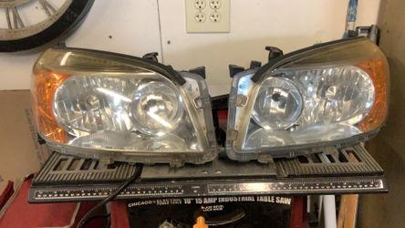 2009 Toyota RAV4 headlights
