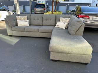 Gorgeous living spaces sectional couch w pullout bed!!