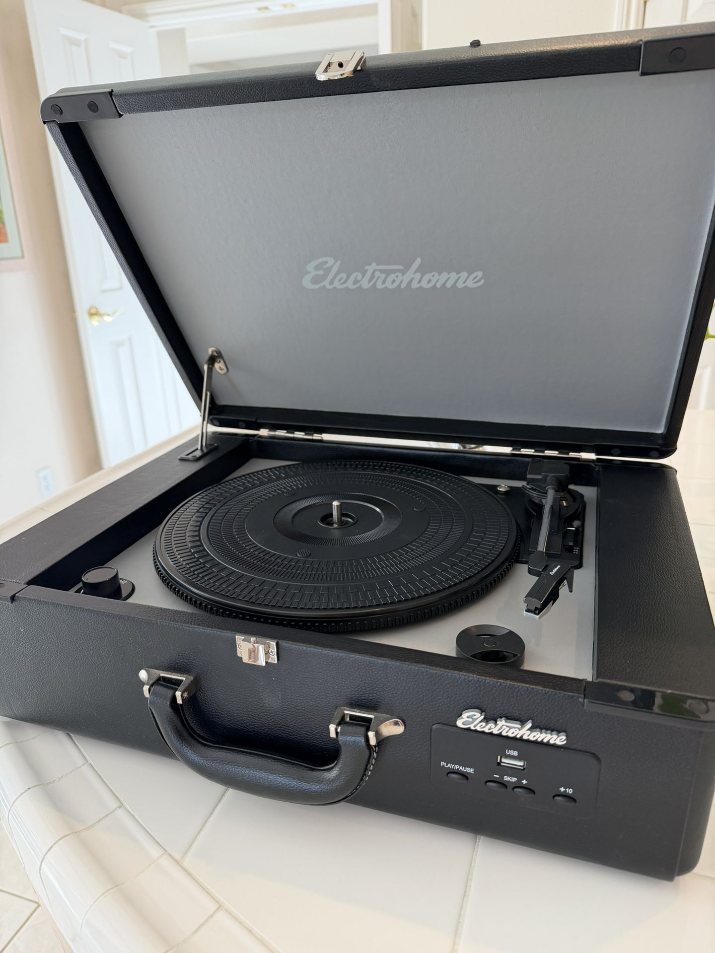 Electrohome Classic Turntable (EANOS300) — Great Condition!