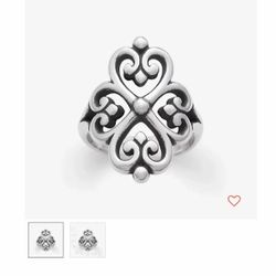 Beautiful ring original from James every store. Size 7.
