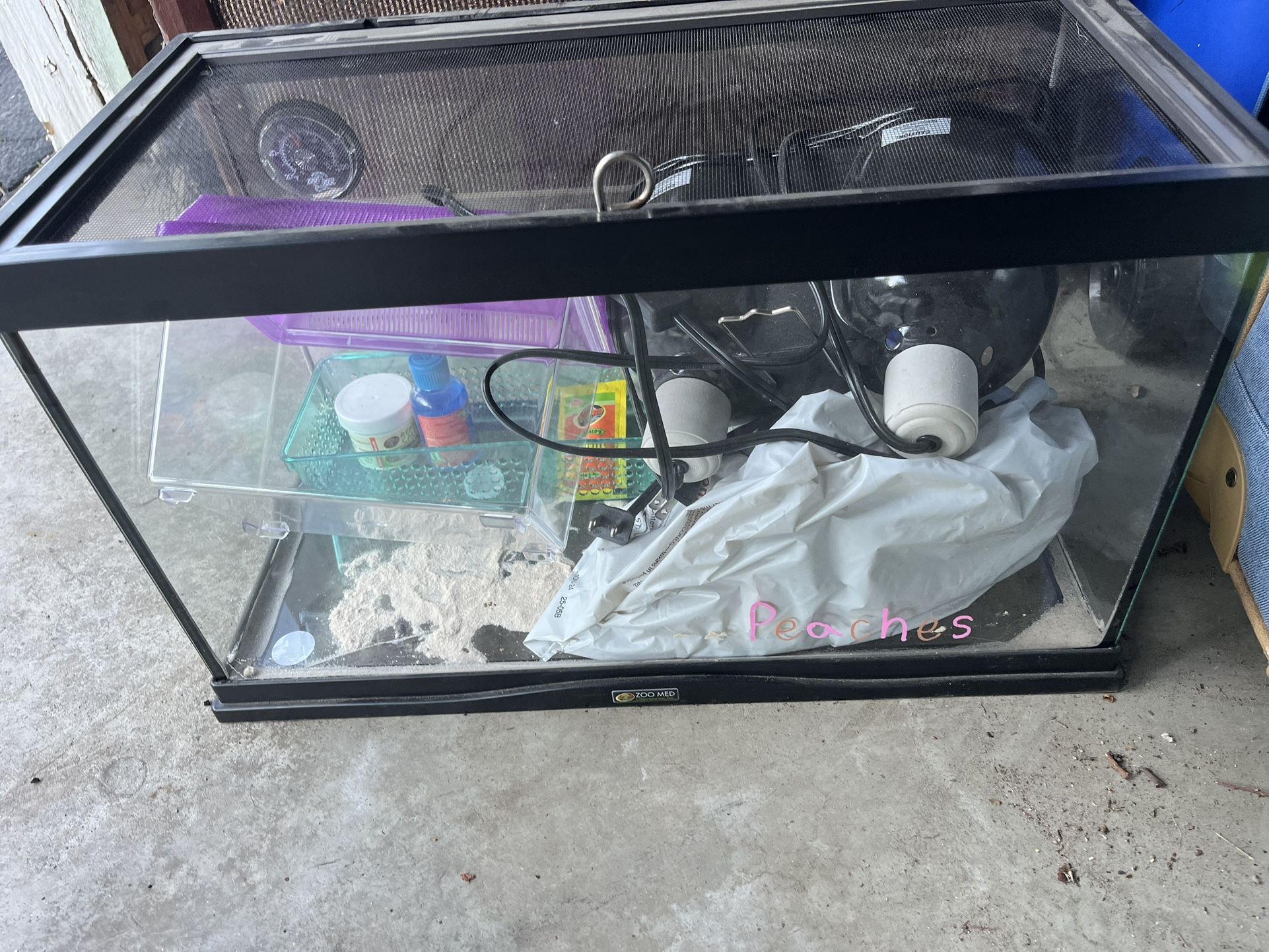 Gecko Tank With Complete Setup. Extra Storage Carrier To Store Food (crickets, Roaches) And Functioning Light System. Also Water Conditioner And Prote
