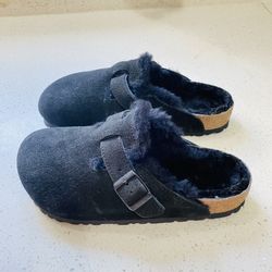 Birkenstock Boston Clogs EU size 37 US women’s 6 Men’s 4 Navy Blue Suede Shearling Lined. Excellent condition. 