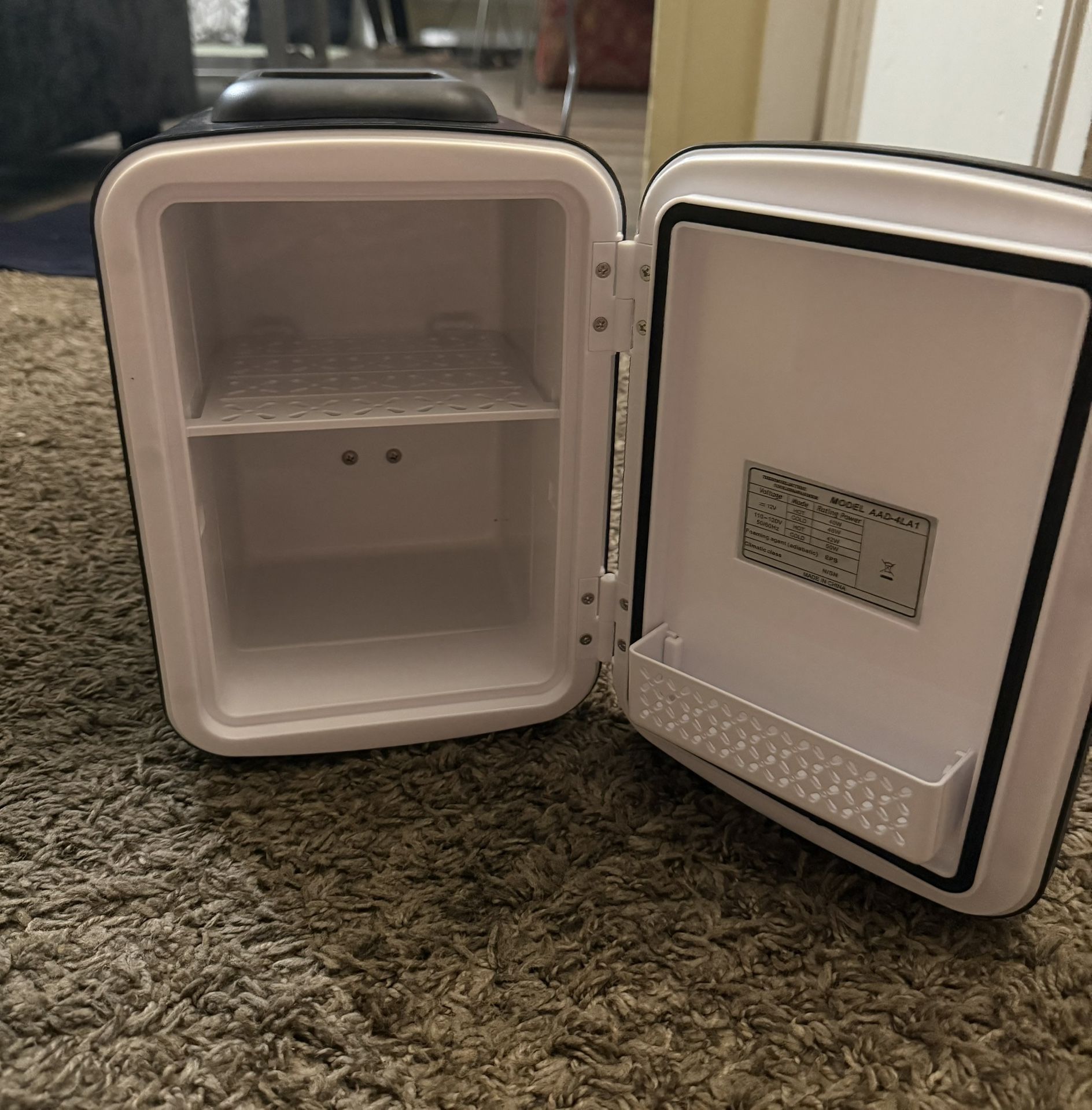 Black Proper Dabs mini fridge Hot and cold both options New in condition Working perfectlyl