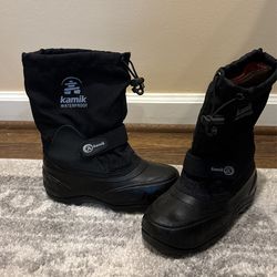 Snow Booths: Youth Size 1