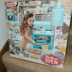 Little Tikes Retro Oven w/Accessories! Lights up/Makes Noises! NEW!!! 