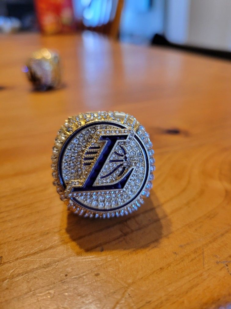 LAKERS CHAMPIONSHIP RING 