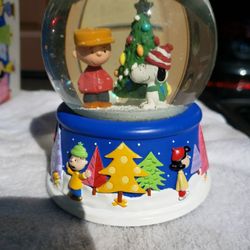Hallmark Snoopy Snow Globe 
