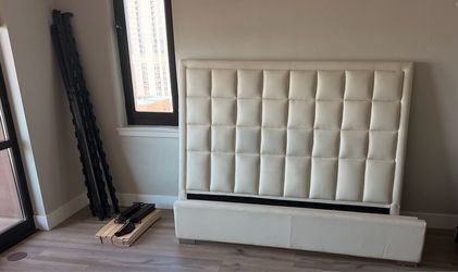 MOVING - King bed frame - Great price !