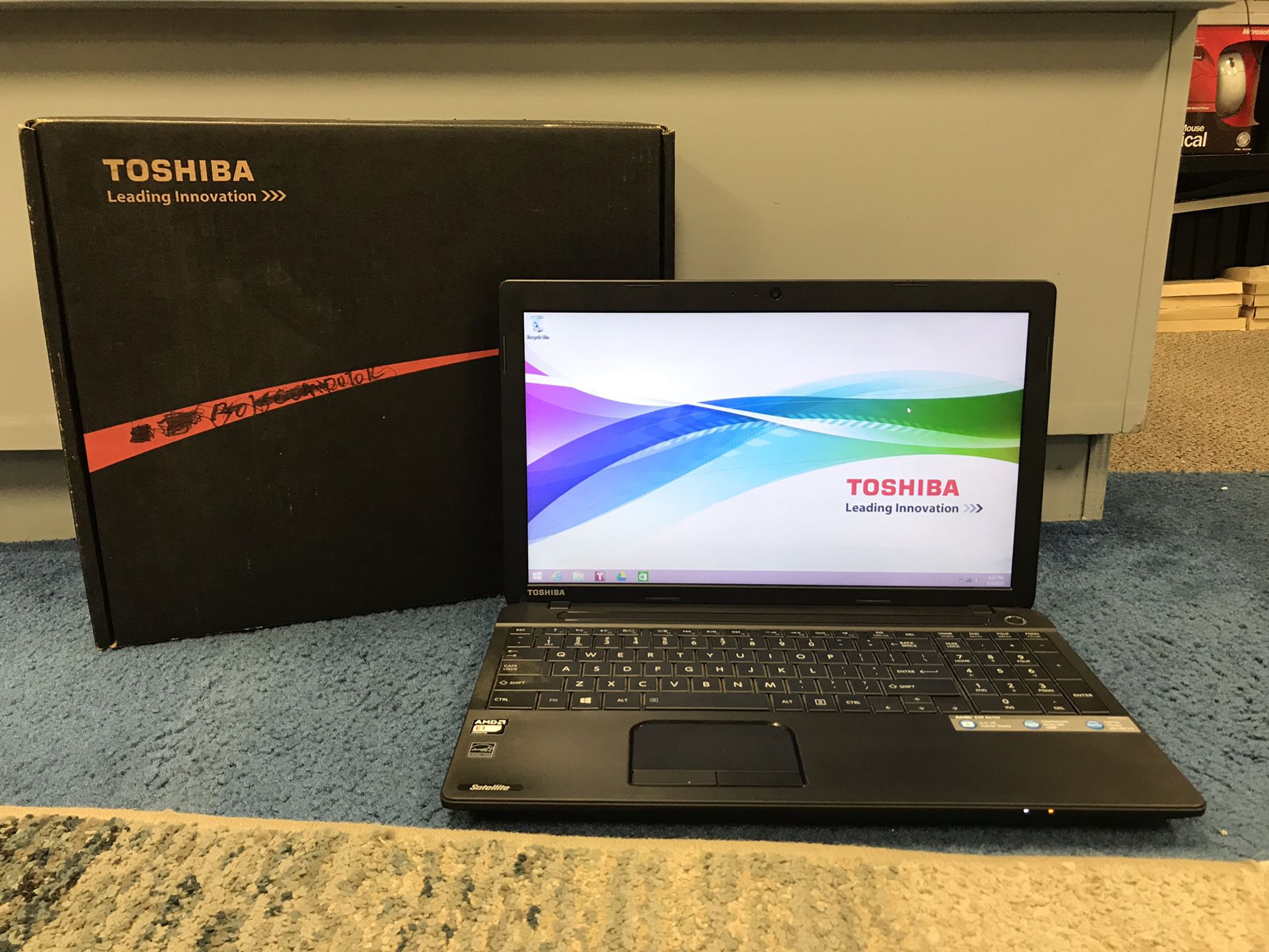 Toshiba laptop Windows 8.1 w/ Box
