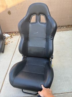 Bucket racing seats with bracket