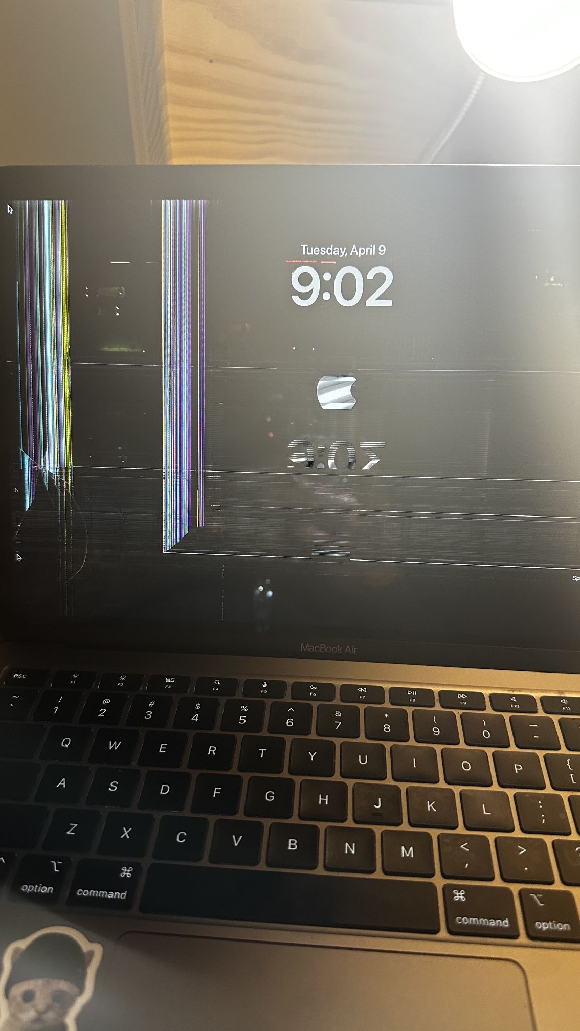 MacBook Air 2017, that has broken Screen. 