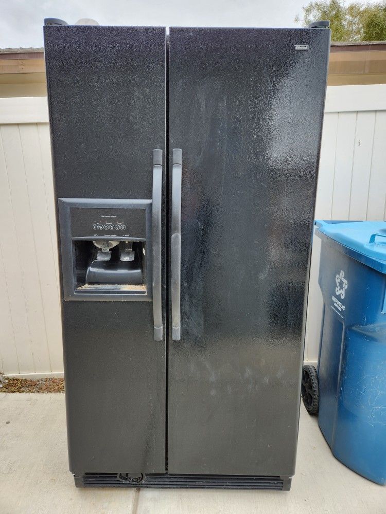 Kenmore Side By Side Refrigerator Freezer for Sale in Las Vegas, NV