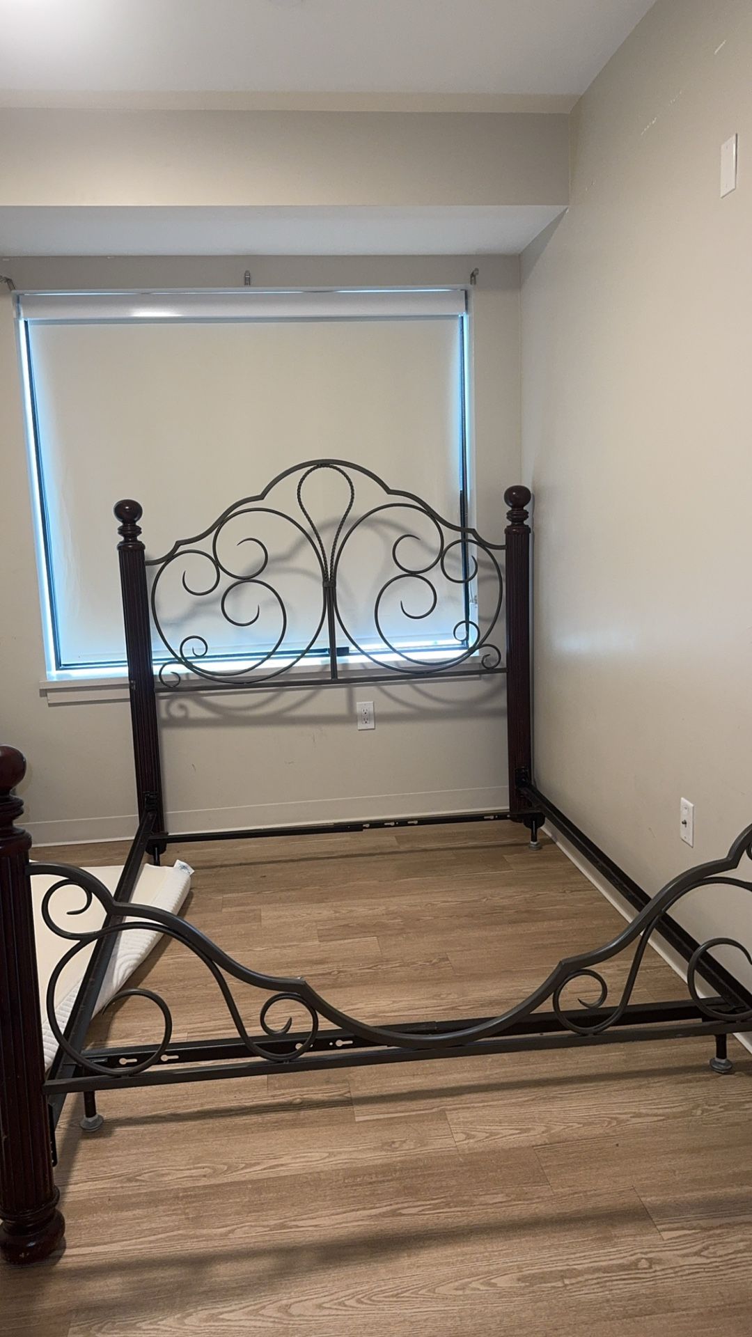 QUEEN SIZE BED FRAME 