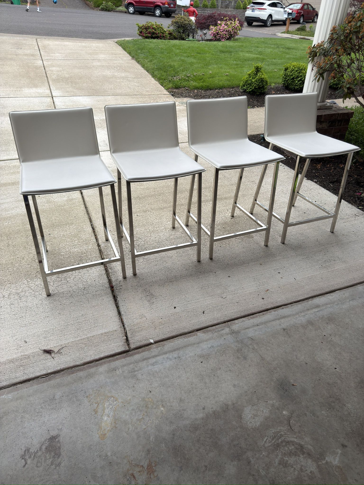 White Leather Bar Stools/chairs