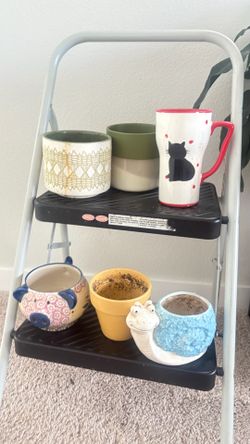 Assortment of 6 cute ceramic pots