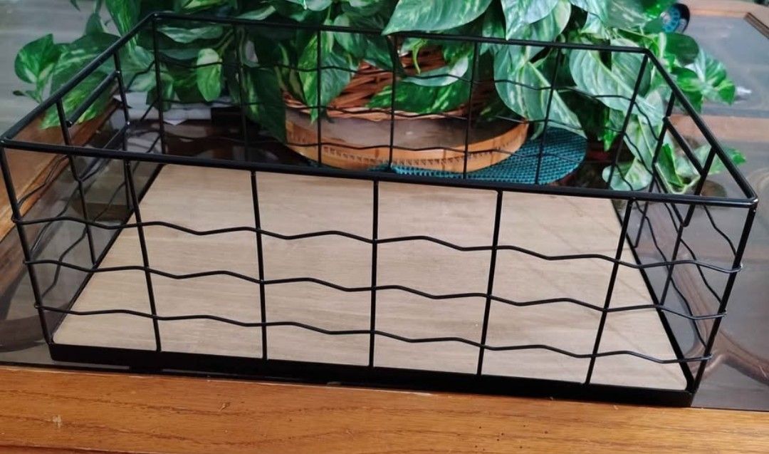 Black Wire Basket With Natural Wood (16x6)