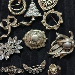 Brooch Lot . 