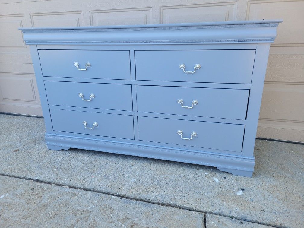 ADORABLE GREY BLUE DRESSER IN SOLID CHERRY WOOD 6 DRAWERS GREAT SHAPE 58x17x34