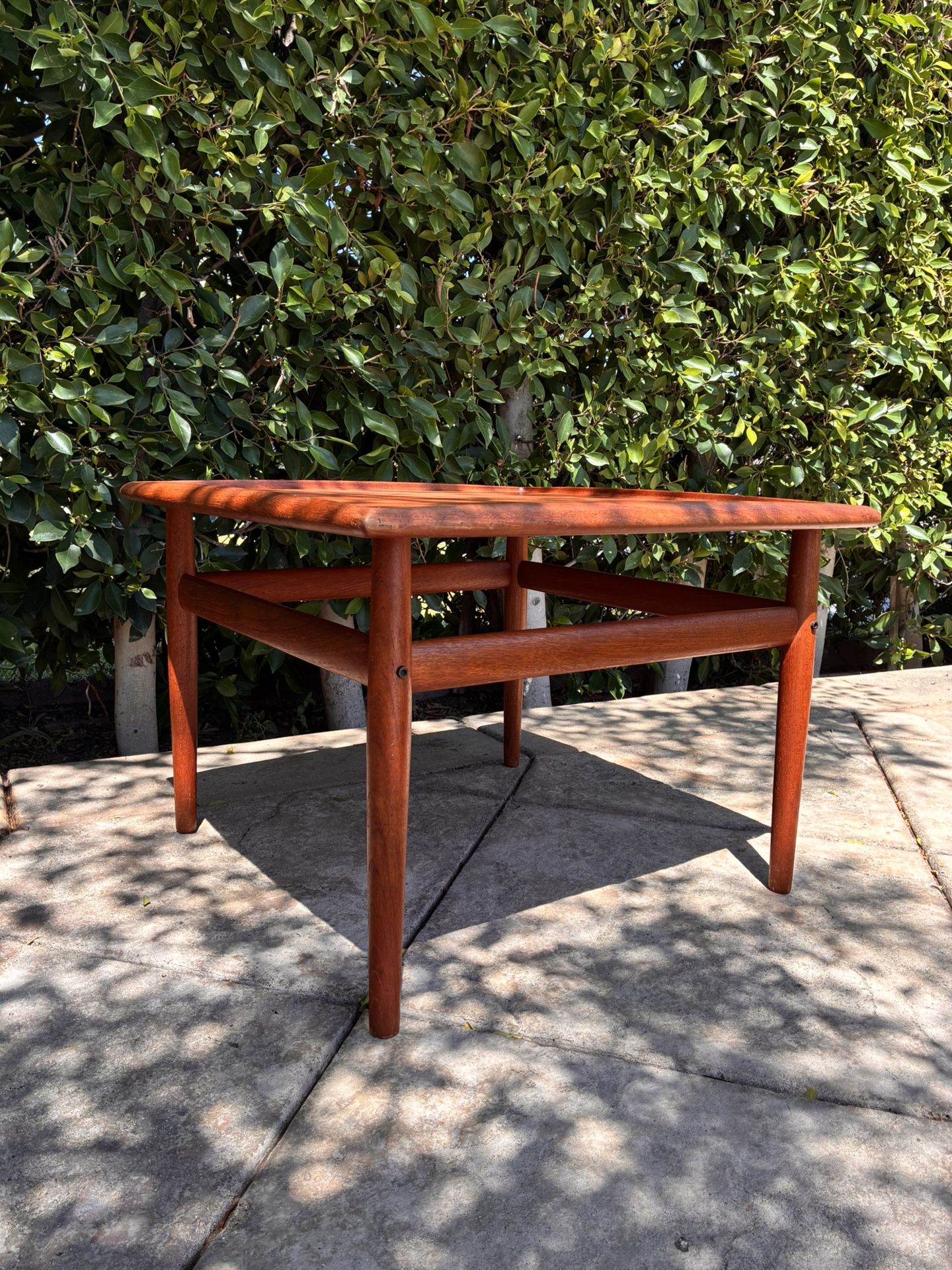 MID CENTURY MODERN SIDE TABLE