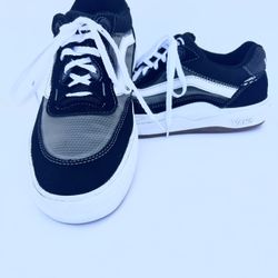 VANS SKATEBOARDING SHOES MEN’S SIZE 9 BLACK/ GREY/ WHITE STRIPE- CLEAN