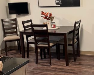 Kitchen Table & Chairs
