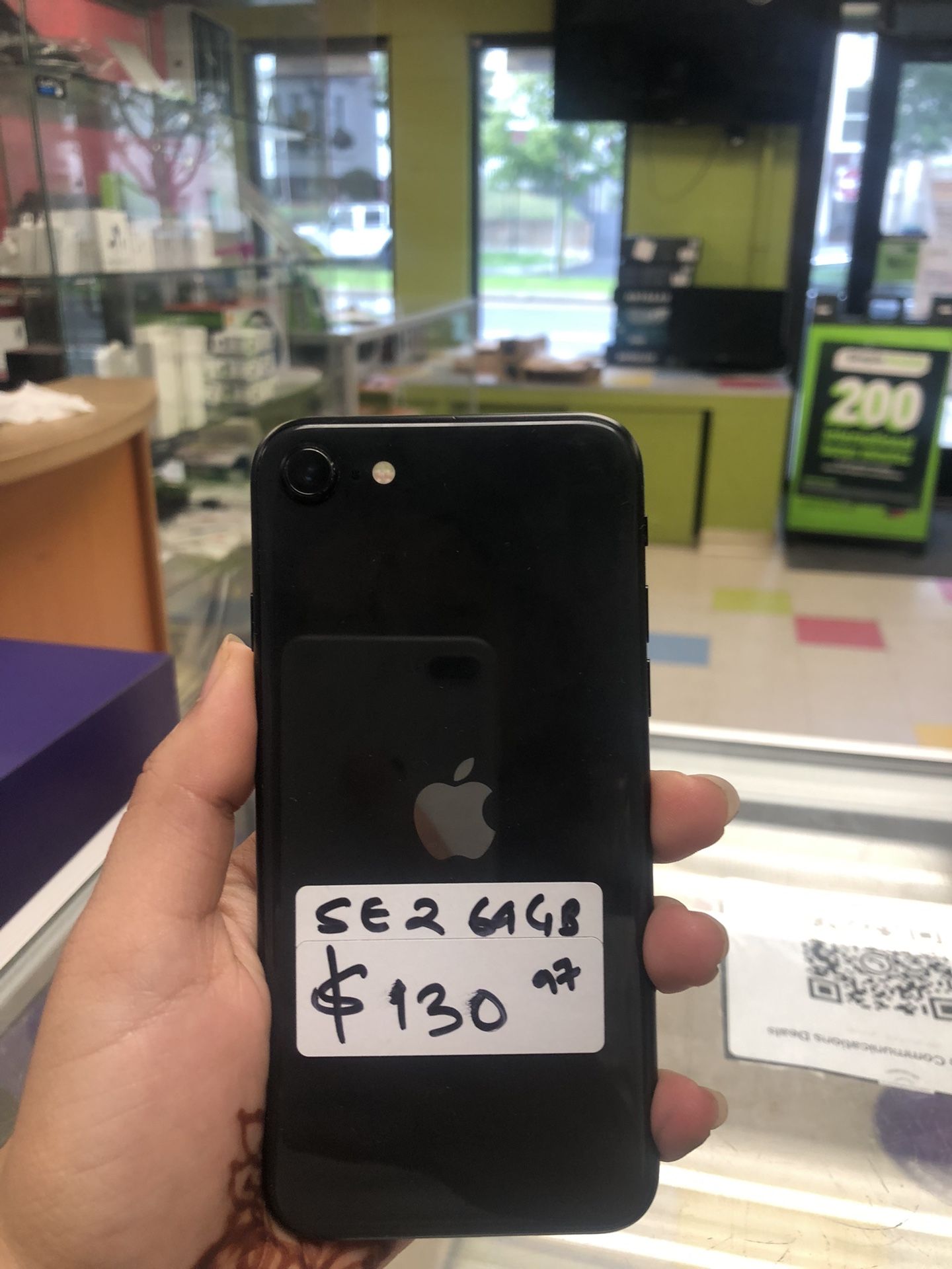 Apple iPhone SE 2 , 64gb , Unlocked , Store Warranty
