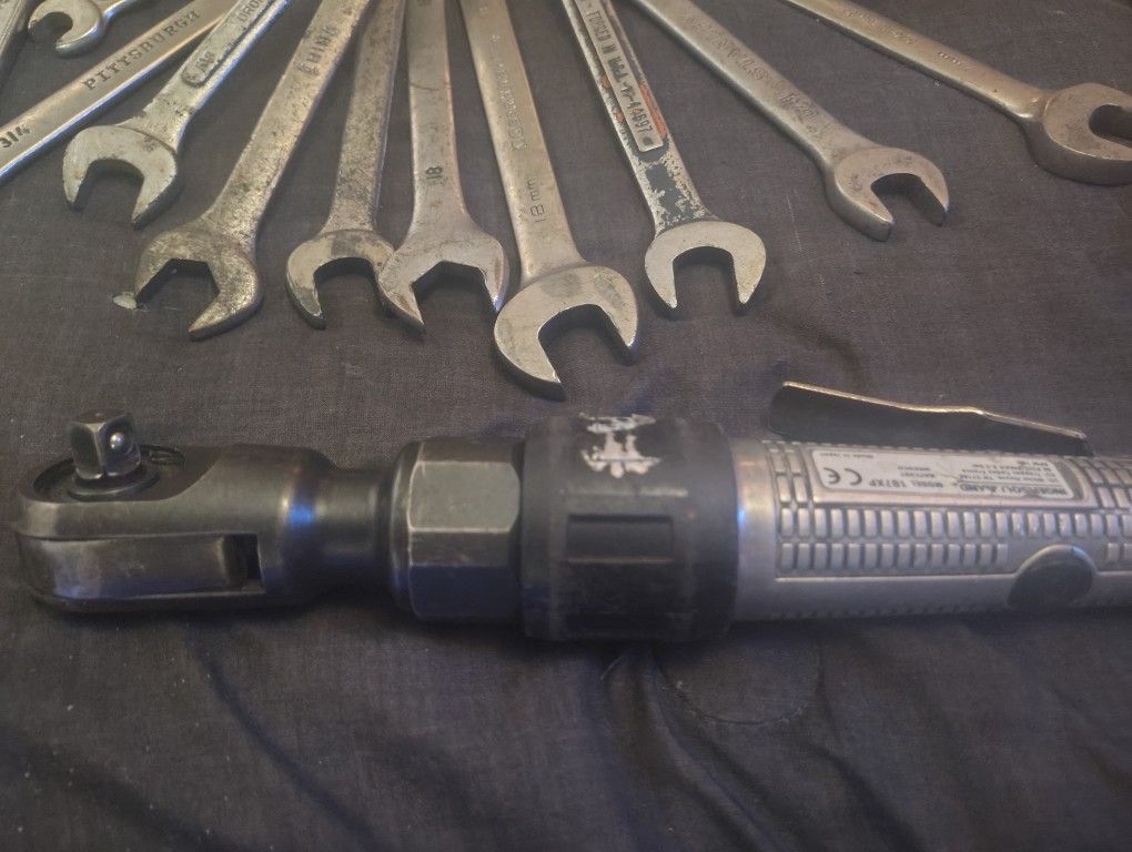 Air Ratchet With Assorted Tools