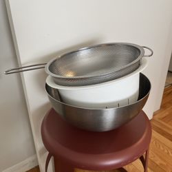 Kitchenware - Mixing Bowl, 2 Strainers