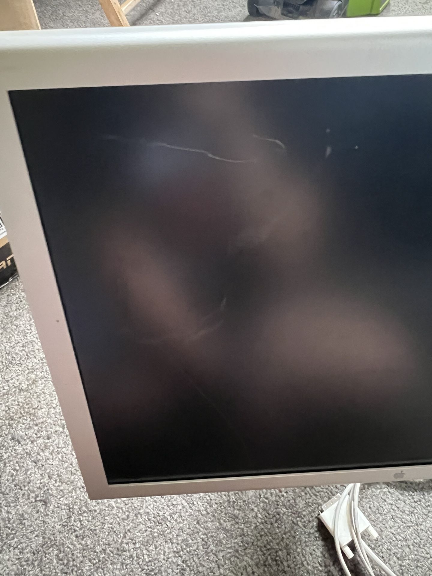 Scratch Apple Cinema HD Display