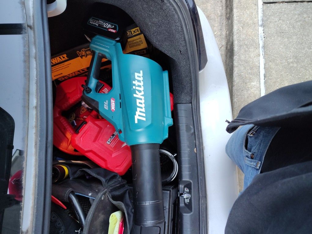 Makita 40v Brushless Xgt Blower And 40v 5 Ah Battery
