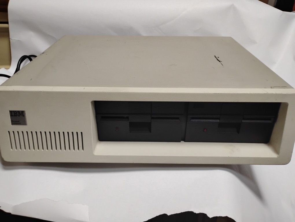 Vintage Pc Ibm 5150 Computer Powers On