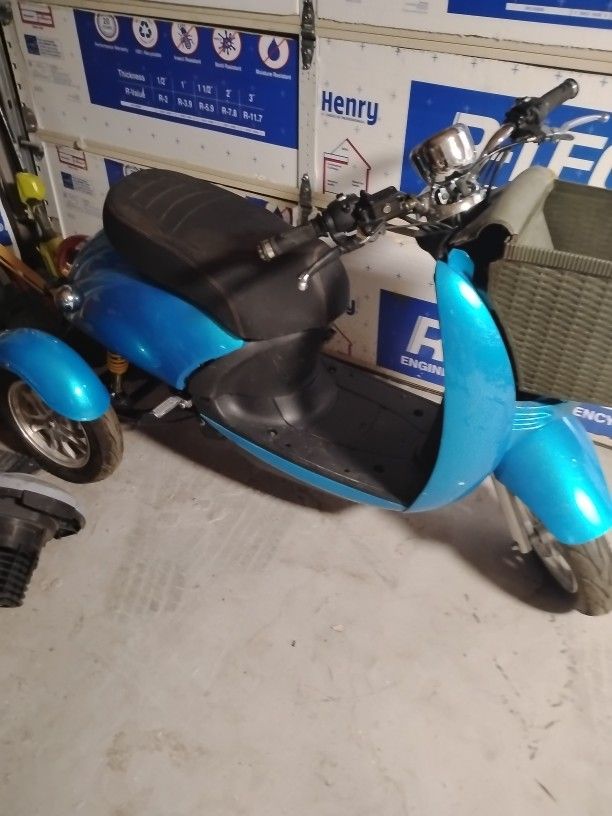 Three-wheel Scooter. Ew11