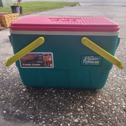 Throwback Igloo Cooler 25 Ct