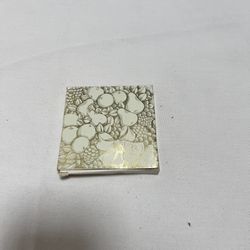 Avon 1980 Christmas Remembrance Ceramic Wreath Ornament 