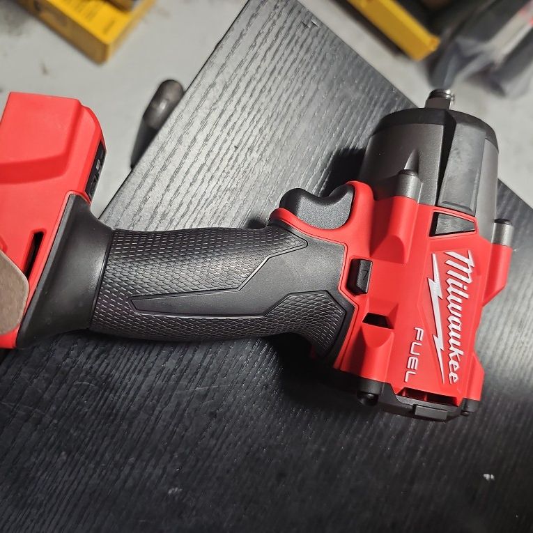 Milwaukee
M18 FUEL Gen-2 18V Lithium-Ion Brushless Cordless Mid Torque 1/2 in. Impact Wrench w/Friction Ring (Tool-Only)