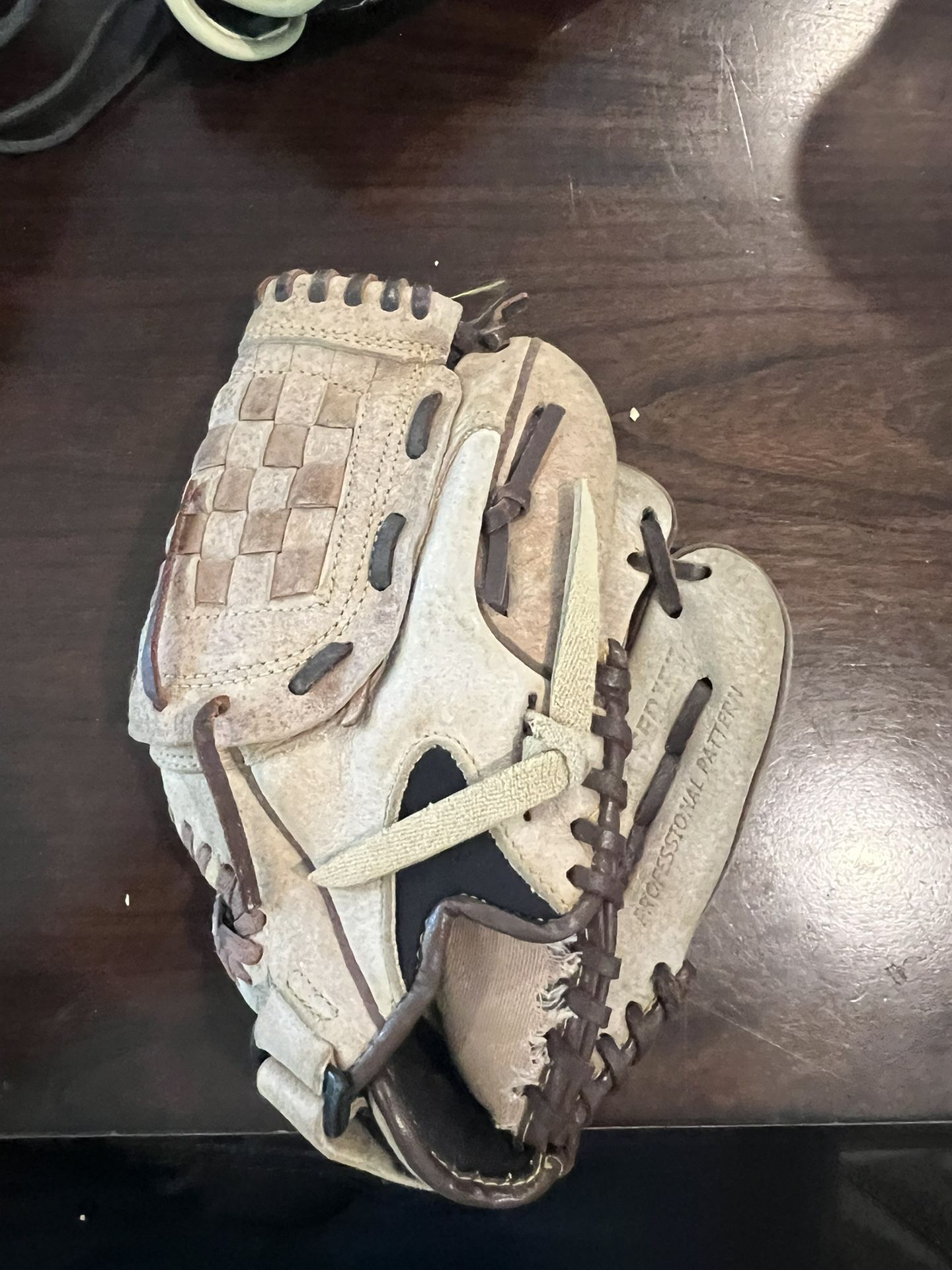 Louisville Slugger LS1000 Series 10” Baseball glove (model LS10001P)