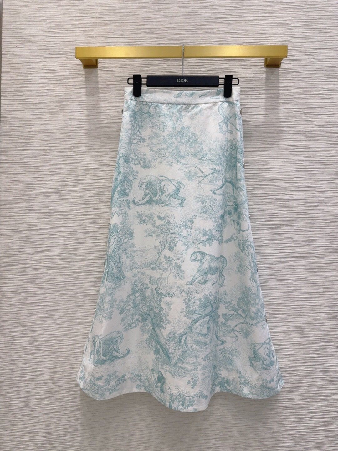 The new skirt is fashionable and low-key, luxurious and high-end.