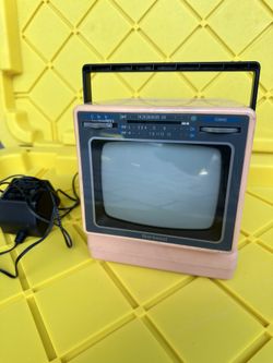 Brentwood Portable TV Mini Television “D” Size 15 Hours Model BP-1P