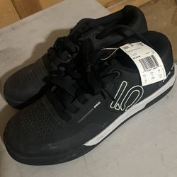 New Men Tennis Size 9 1/2 