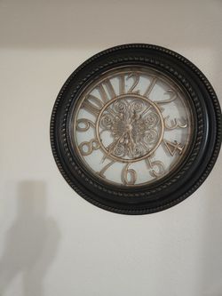 Beautiful wall clock 18 in. Round