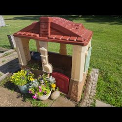 Kid's Step2 Outdoor Playhouse
