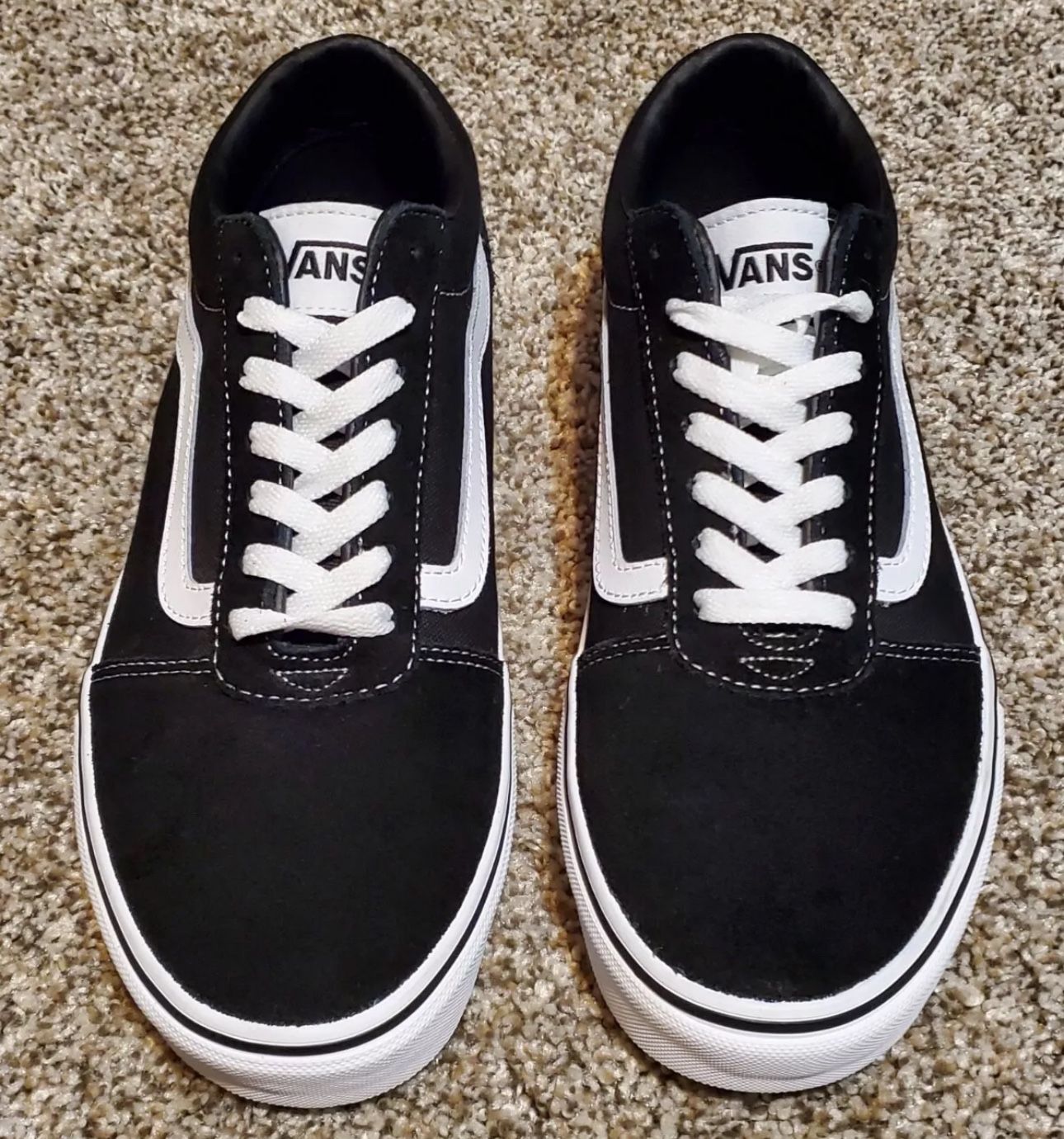 Vans Men’s Classic Old SchoolBlack And White Low Top Skate Sneakers Size 10M, (Suede & Canvas) 