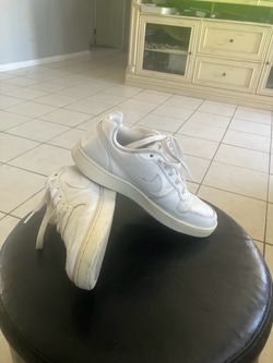 Tennis shoes
